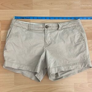 Old navy tan shorts low rise size 8. Approx 4.5 inch inseam